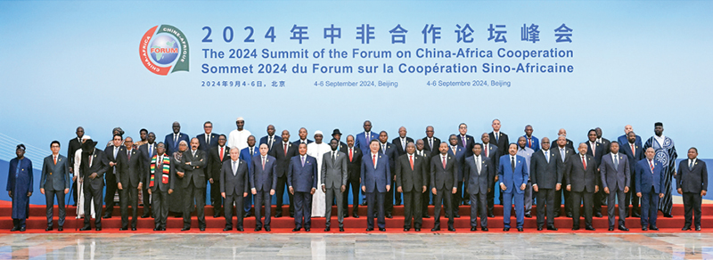 2024年9月5日上午,国家主席习近平在北京人民大会堂出席中非合作论坛北京峰会开幕式并发表主旨讲话。这是开幕式前,习近平同出席峰会的外方领导人集体合影。 新华社记者 饶爱民/摄